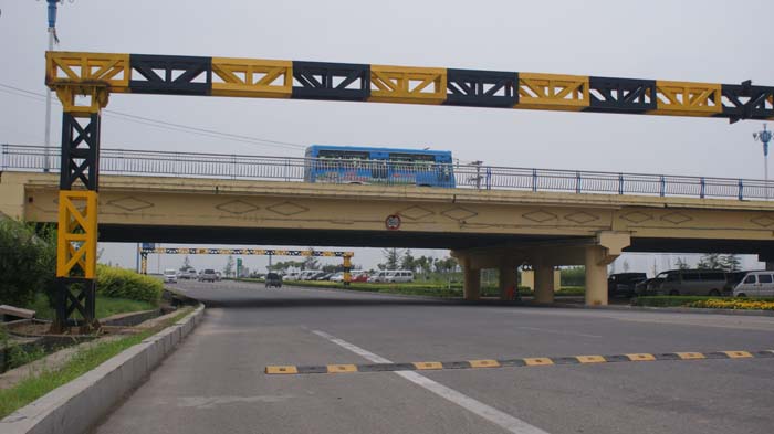 公路龙门架是用于公路交通的一种架子 公路龙门架是用于公路交通的一种架子